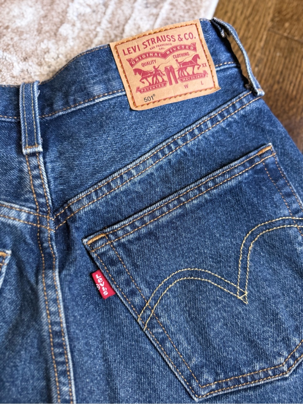 Levis 501 Mid Thigh Short in Broken Midnight like new women’s 24 - Picture 4 of 8